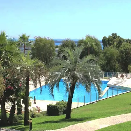 Beautiful With Sea, Pool And Park View Apartment